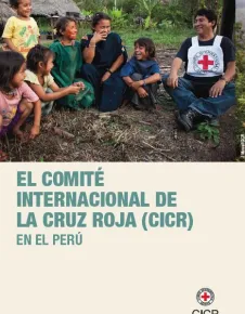 Folleto "El Comité Internacional de la Cruz Roja en el Perú", muestra una fotografía de miembros de una comunidad sonriendo con un trabajador del CICR en la selva.