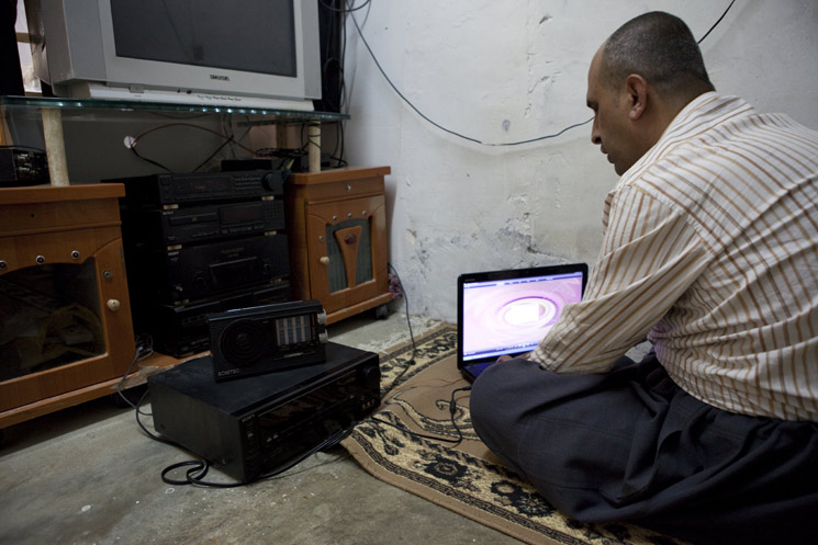 Iraq: Blind Saman embraces a new world of radio broadcast - ICRC