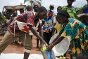 Obo, República Centroafricana. La Sociedad de la Cruz Roja Centroafricana distribuye material agrícola, cacahuetes, semillas de cacahuetes, sal, aceite y maíz.