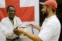 Oficina de la Cruz Roja Colombiana, San José del Guaviare, Colombia. Un empleado de la Cruz Roja Colombiana entrega una cacerola nueva a un beneficiario.