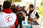 Salloum, frontera entre Libia y Egipto. Voluntarios de la Media Luna Roja Egipcia distribuyen alimentos a miles de migrantes que han huido de la violencia en Libia.