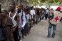 Puerto Príncipe, Haití. Víctimas del terremoto que perdieron su vivienda hacen fila delante de la delegación del CICR antes de una distribución de socorros.