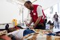 Puerto Príncipe, Haití. Un voluntario del Magen David Adom atiende a una paciente en el hospital de campaña de la Cruz Roja Noruega.