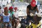Cité Soleil, Puerto Príncipe, Haití. Un voluntario de la Cruz Roja de Haití dispensa primeros auxilios a una víctima de un accidente de tránsito.