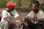 Aldea de Timbara, Yambio, Sudán meridional. Lucas habla con un voluntario de la Media Luna Roja Sudanesa antes de volver a encontrarse con su hija Jacky.