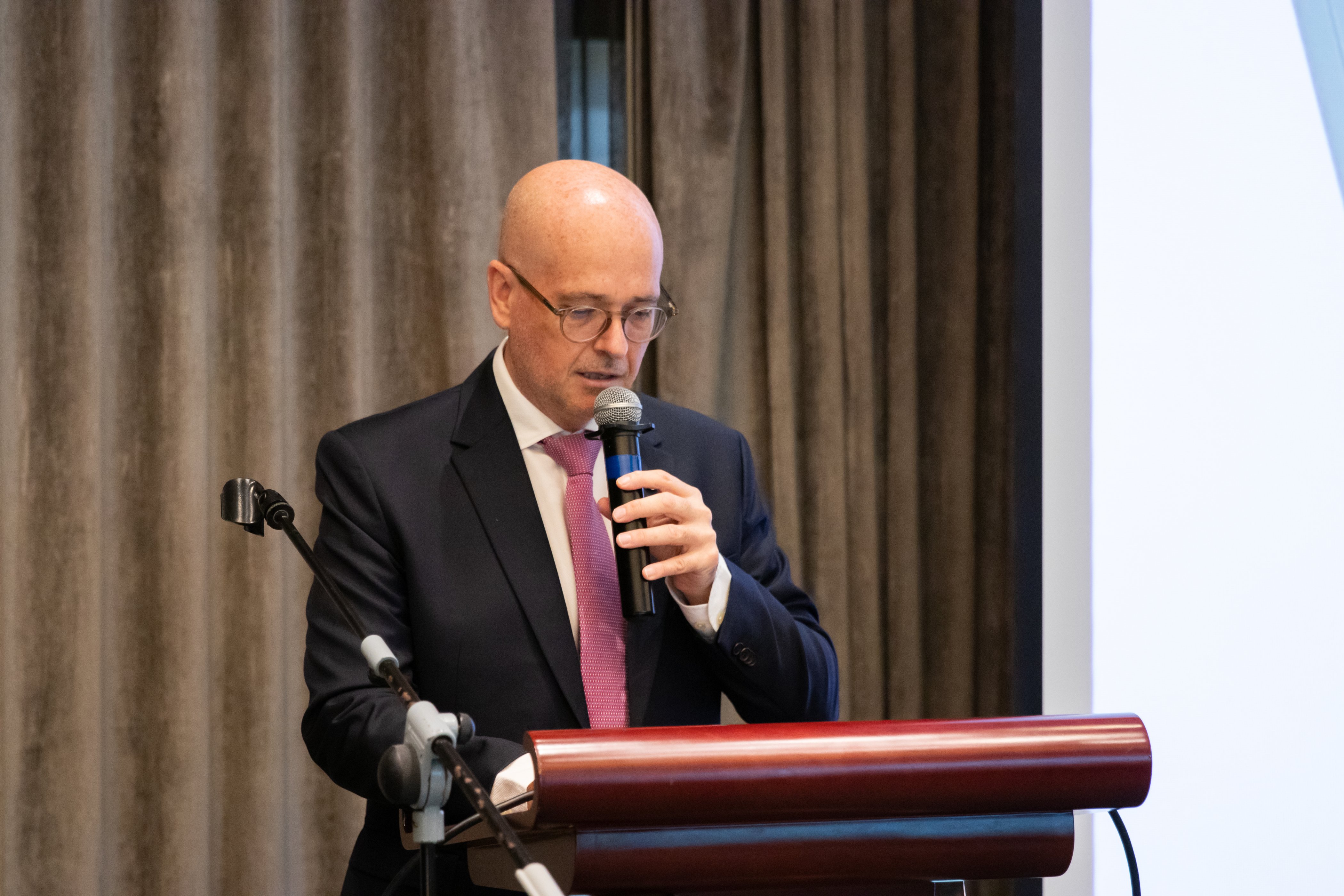 Johannes Bruwer, head of ICRC Philippine delegation, speaking on a podium