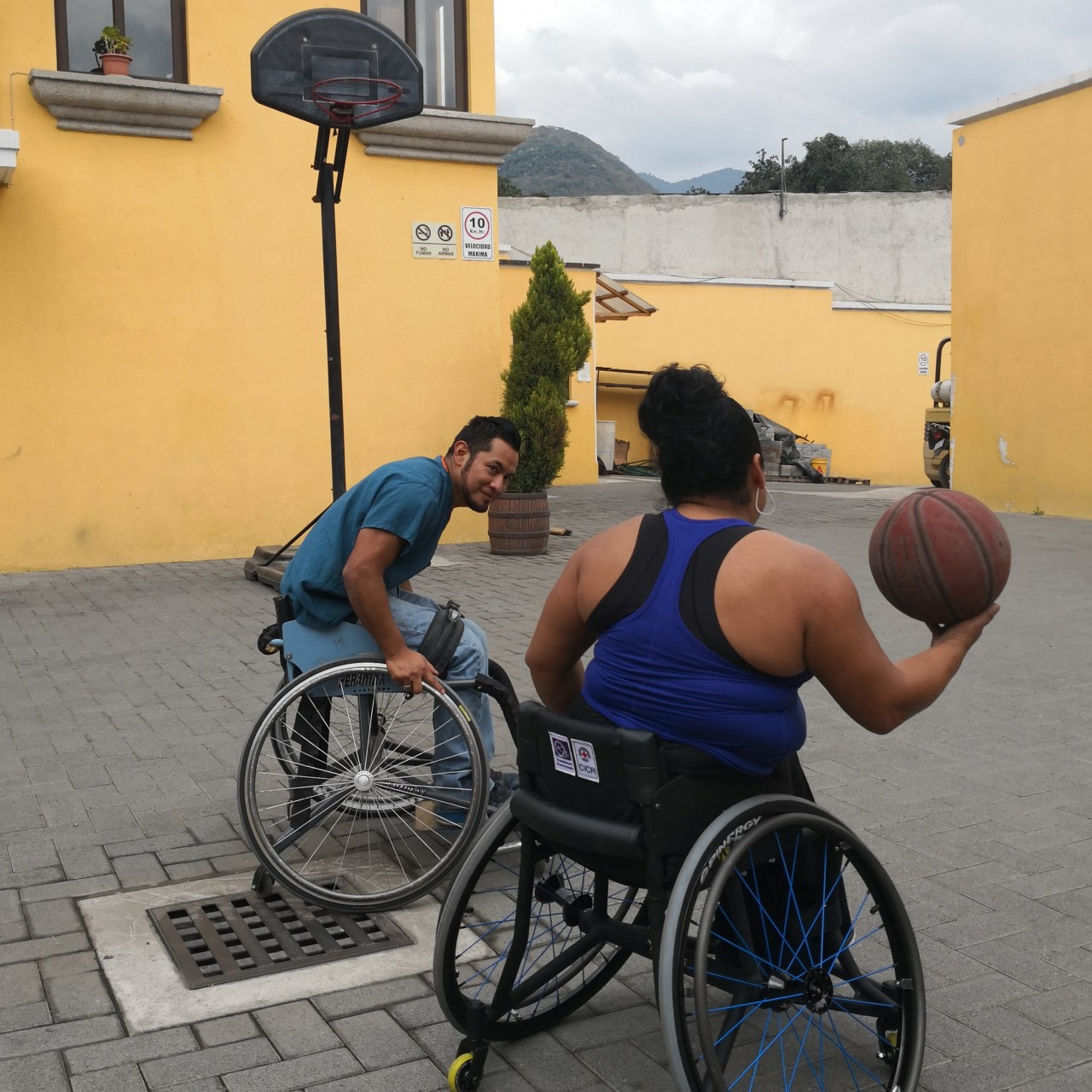 Guatemala: jugadores en silla de ruedas participarán en un campamento  impartido por Jess Markt, estrella del baloncesto de EE.UU. | Comité  Internacional de la Cruz Roja