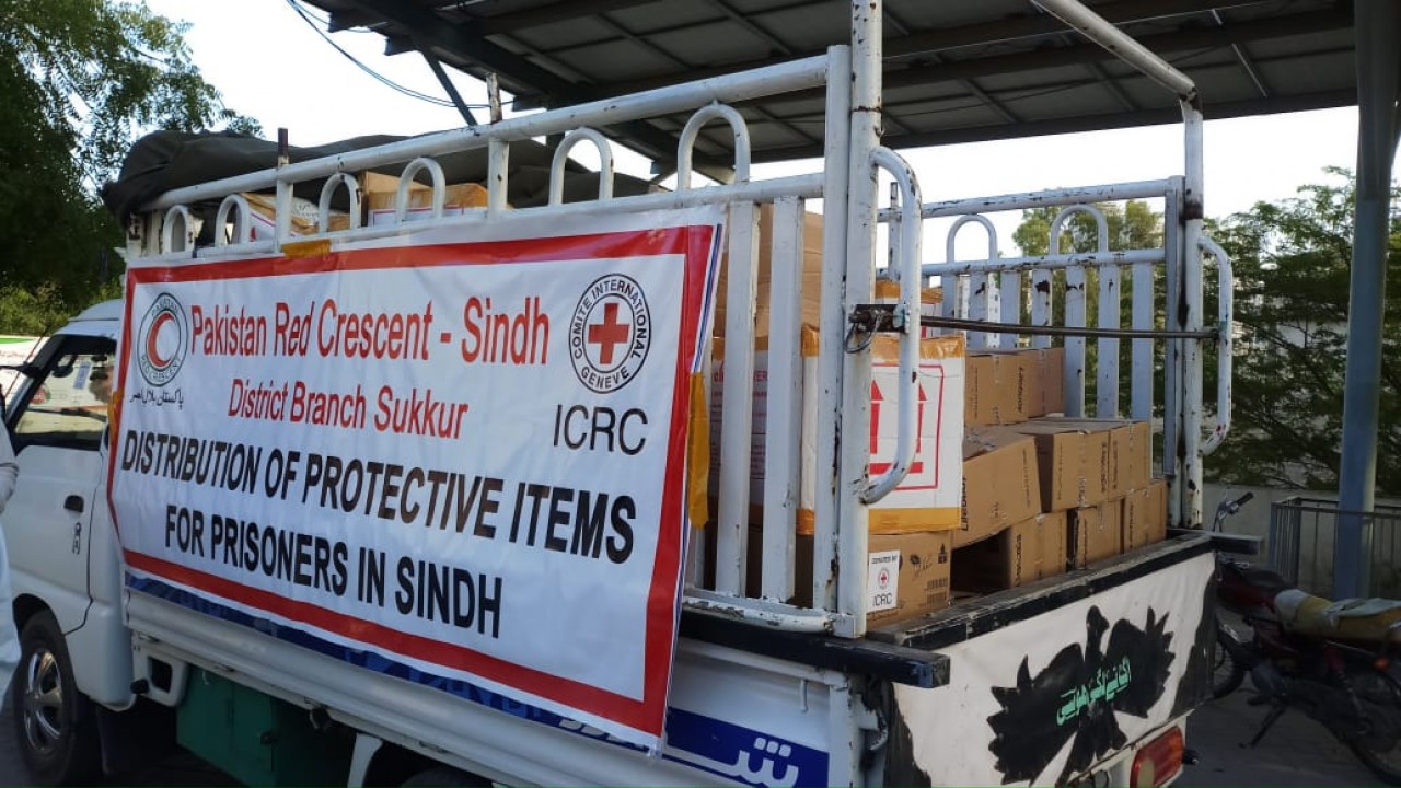 Pakistan: ICRC and PRCS distribute hygiene supplies at places of detention  | ICRC