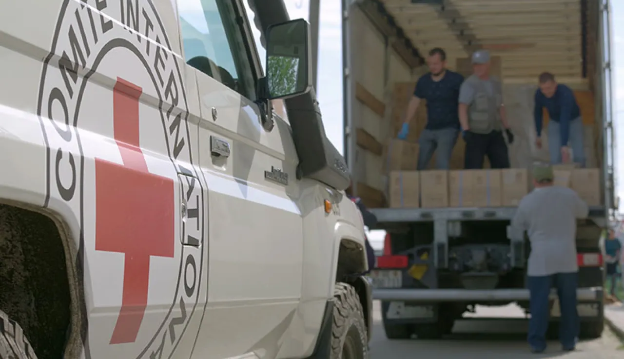 ICRC delivering aid 