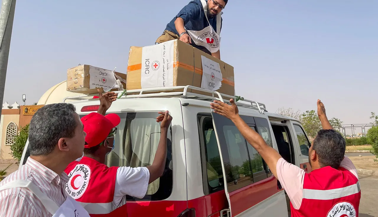 The ICRC supplies electronic and logistic gear to the Egyptian Red Crescent, enabling Sudanese arrivals to keep in touch with their families.