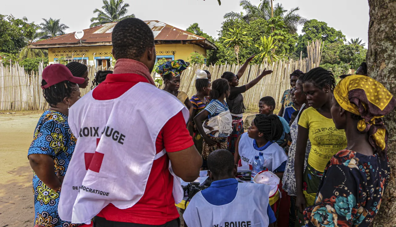 ICRC field staff visits a community in the province of Mai-Ndombe, Yumbi to raise awareness about the Red Cross mission.