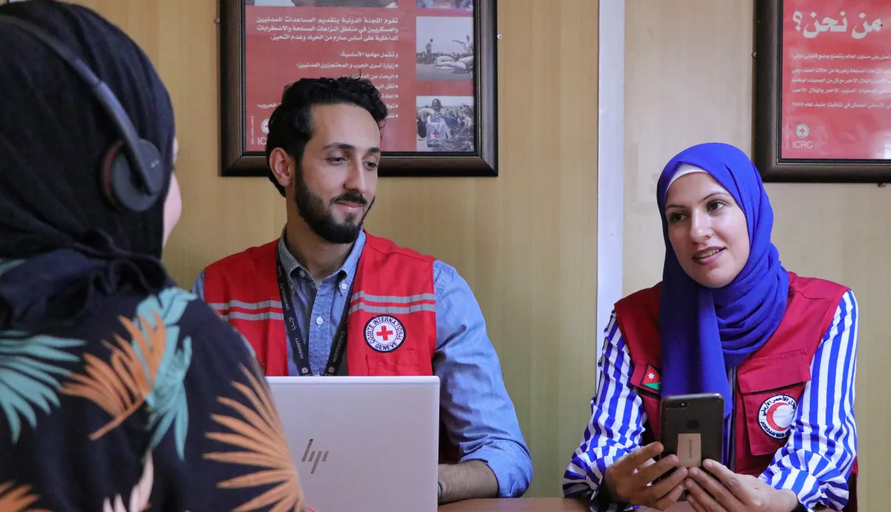 ICRC staff in a conversation with a woman in the Al-Zaatari, camp, Jordan.