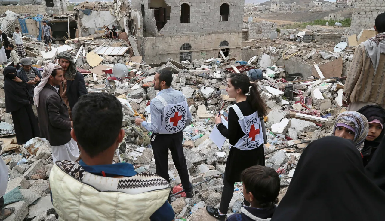 An ICRC team assesses the damages from the fighting in Yemen (2015). Thomas Glass/ICRC.