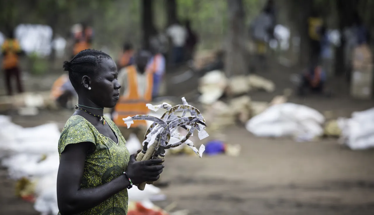 A woman is carrying a set of tools to be shared with some other families in West of Juba, camp of Dulamaya. 