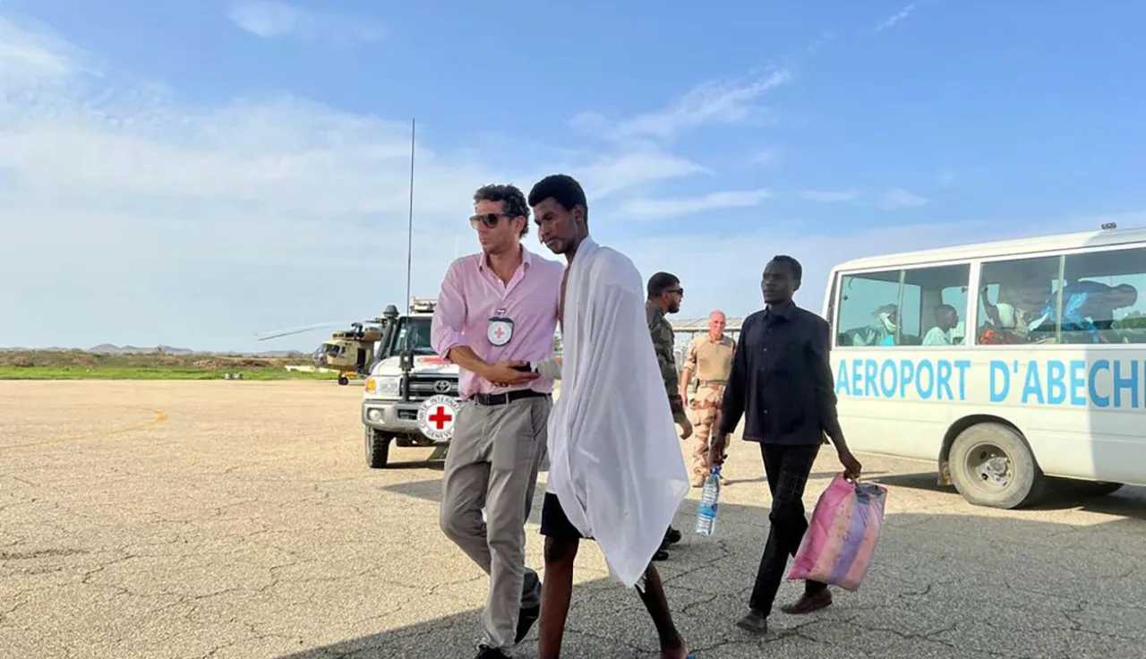 The ICRC carries out an evacuation of wounded civilians to N'Djamena where they can receive adequate treatment in Abéché.