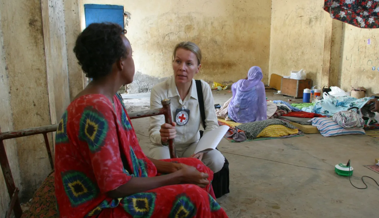 An ICRC field staff interviews a detainee in Gaboré central prison.