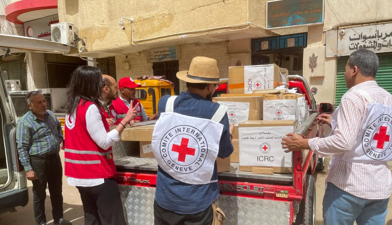 The ICRC donates electronic and logistic equipment to the Egyptian Red Crescent.