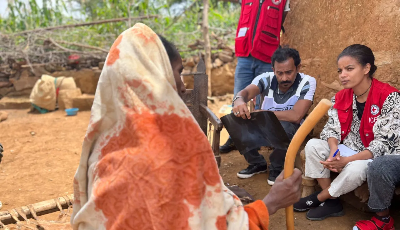The ICRC talks to a victim of an accident by weapon contamination in the Tigray region.