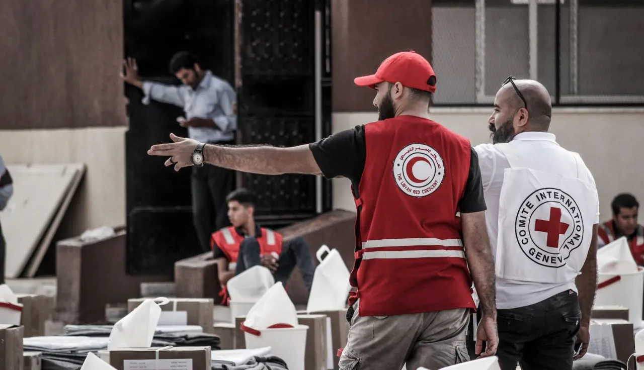 In Benina, the ICRC organizes a relief distribution where 3,800 people are provided with essential items.