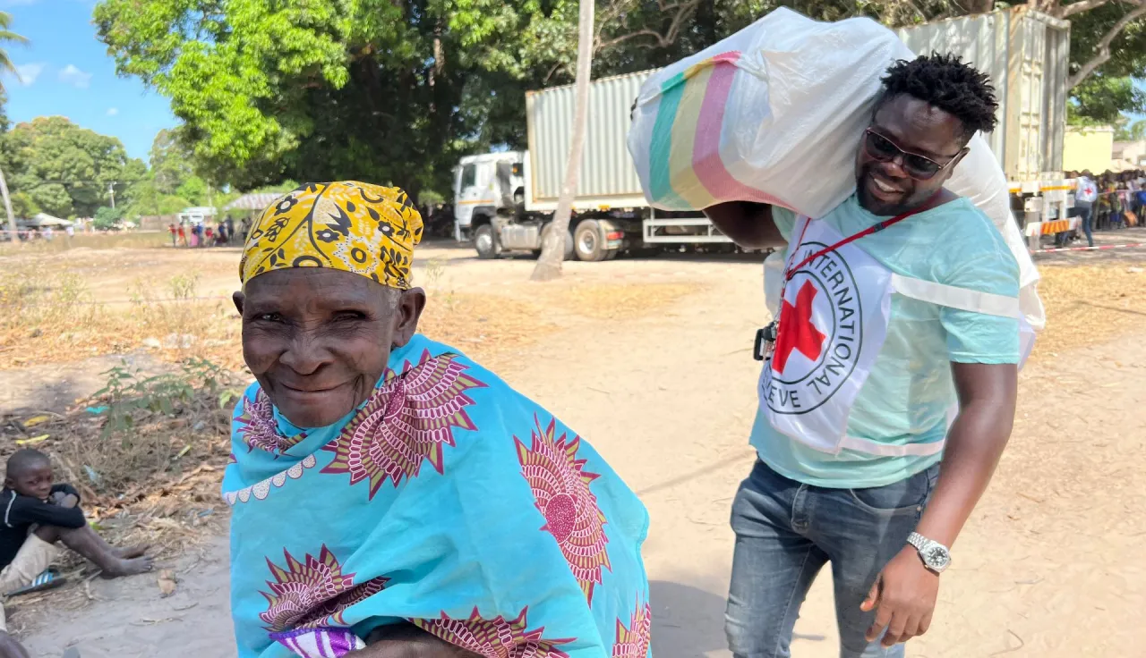 In Cabo Delgado province, the ICRC and the Mozambique Red Cross work together to give out important household stuff to people who need it.