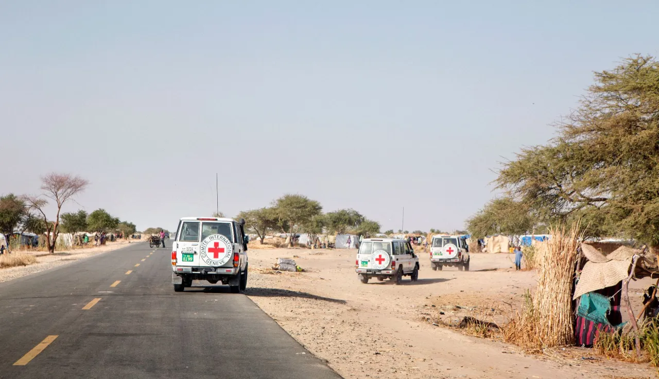 In Boudouri village, cars are seen during an ICRC presidential visit to the village. Internally displaced people arrived there after attacks on their villages