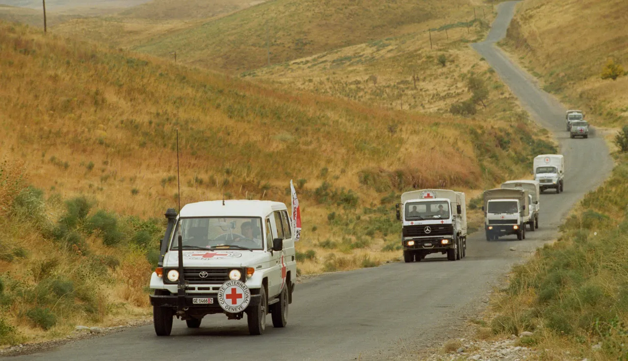 An ICRC convoy on its way to deliver humanitarian aid during an upsurge of military activity along the Kyrgyz-Tajikh border in 2022.