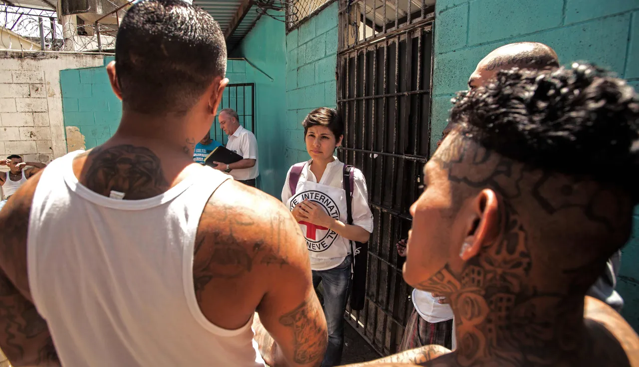 An ICRC employee speaking with detainees at the San Salvador, Cojutepeque Penal Centre.