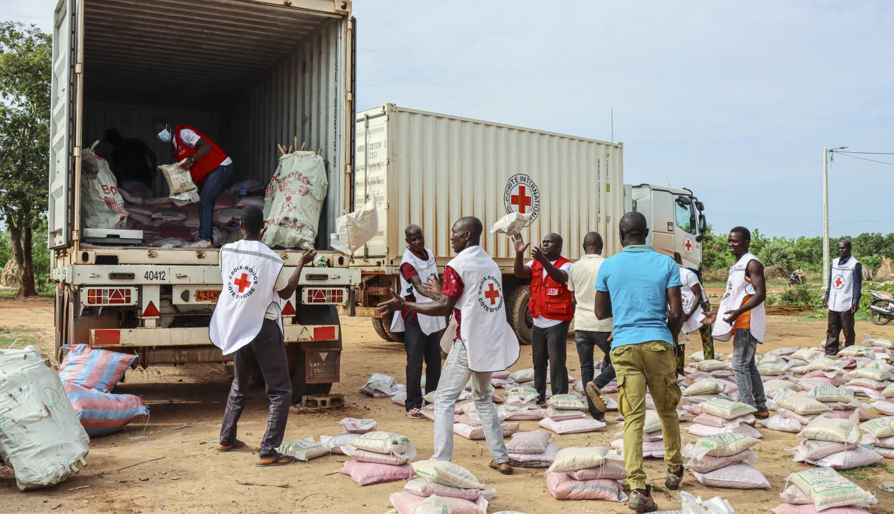 Joint distribution of seeds and agricultural tools from the ICRC and the Red Cross Society of Côte d’Ivoire in Tchologo region.