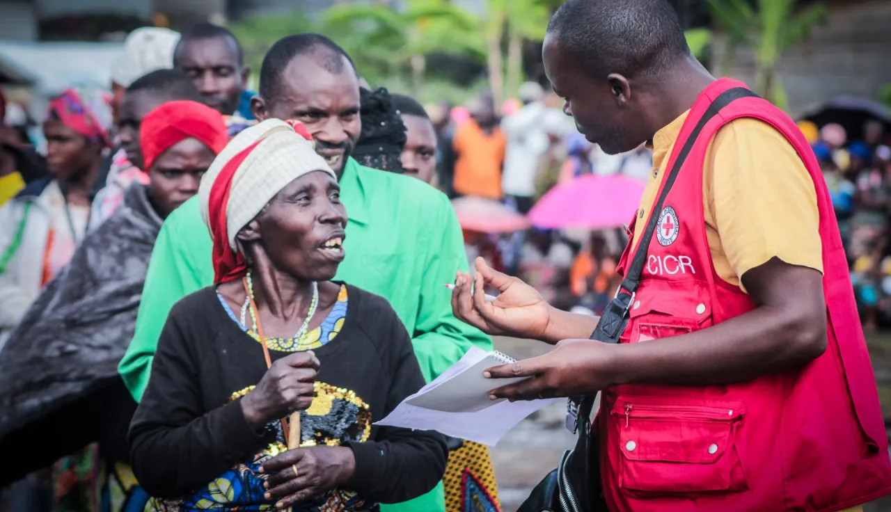 The ICRC organises a food distribution for displaced people in North Kivu province.