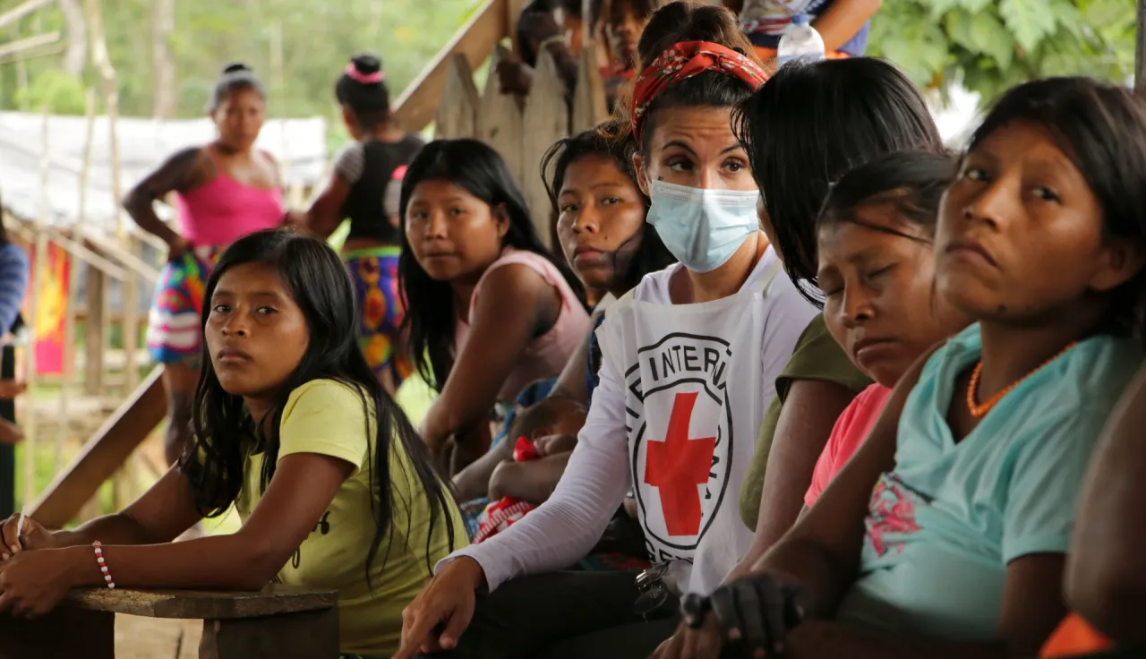 An ICRC staff member talks to the indigenous community of Peñas Blancas in Colombia.