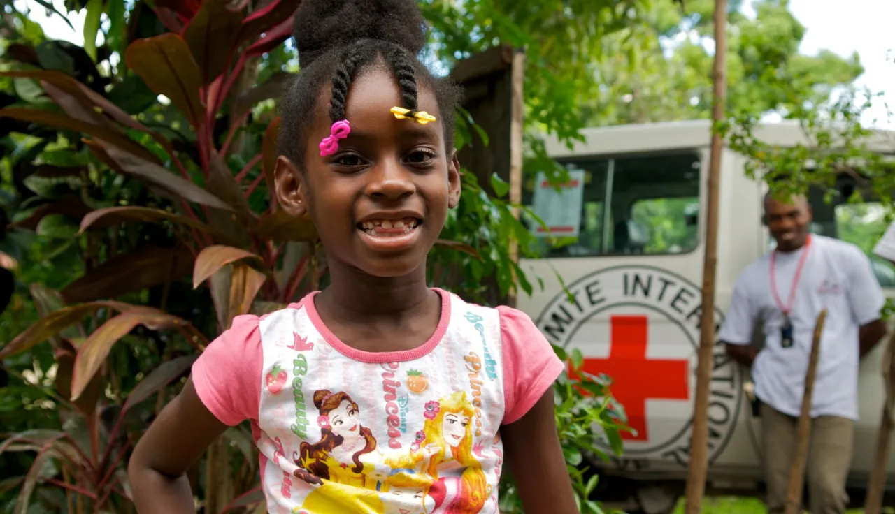The Red Cross tracing team brings back home a girl after two months of separation with her family in Léogane. 