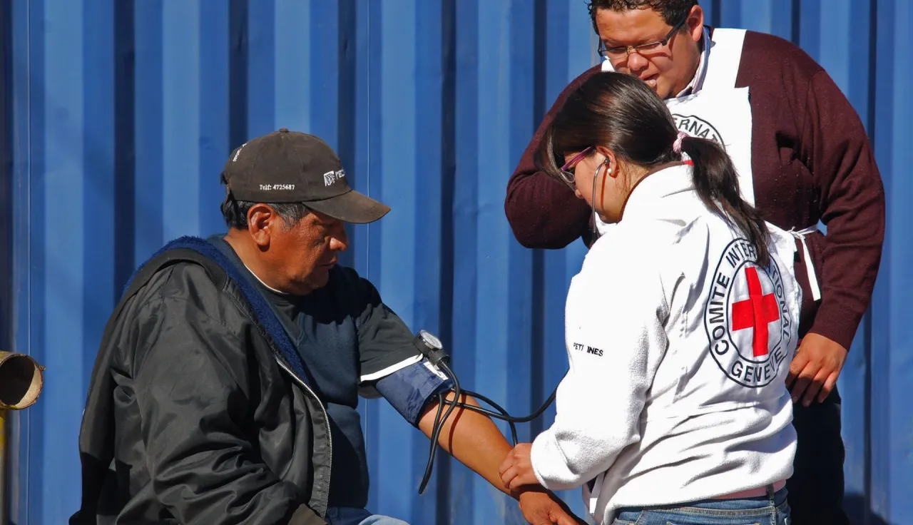 The ICRC and the Bolivian Red Cross Society provide medical aid to people at the border between Peru and Bolivia.