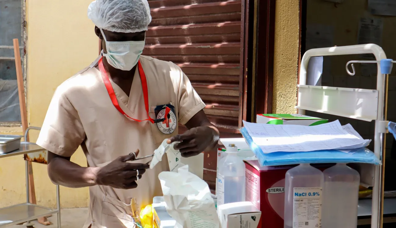 A member of the medical staff prepares the medical supplies in Adré, Abéché.