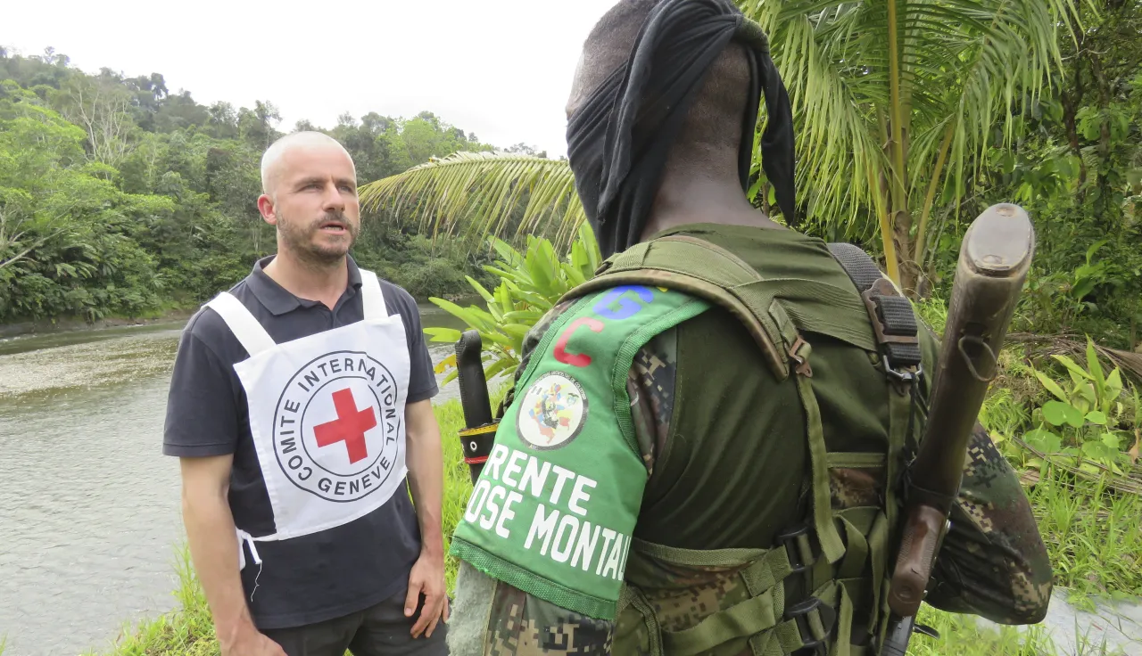 An ICRC staff member in dialogue with an individual about the principles of international humanitarian law.