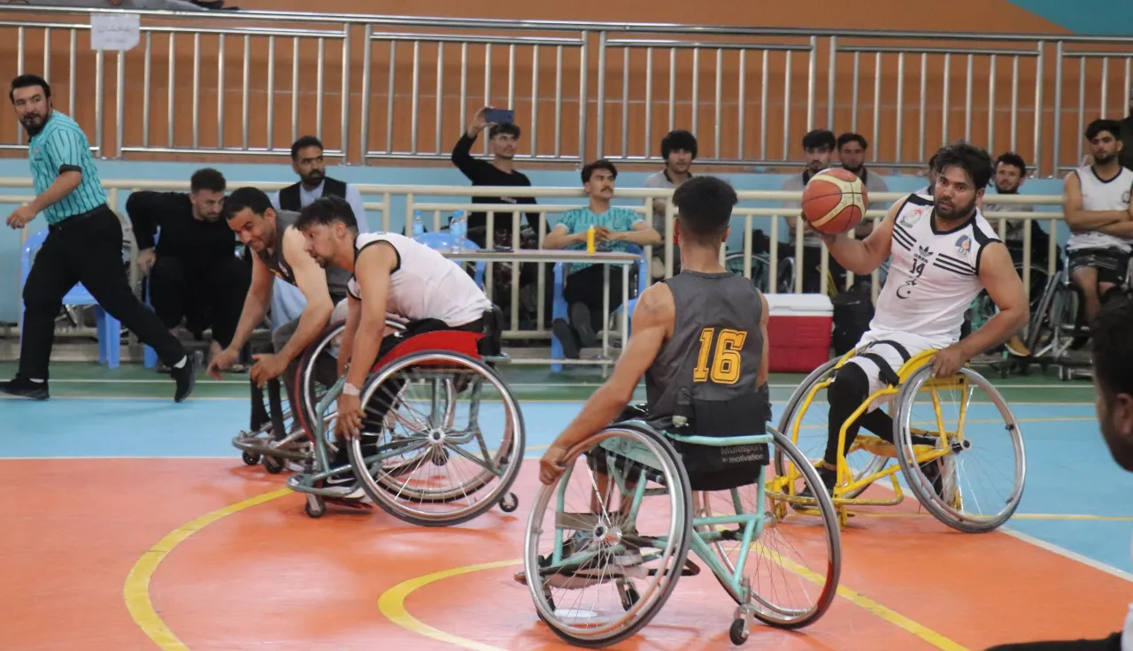 Des joueurs de basket-ball en fauteuil roulant de Mazar et d'Herat en compétition au tournoi national afghan de basket-ball en fauteuil roulant, à Herat.