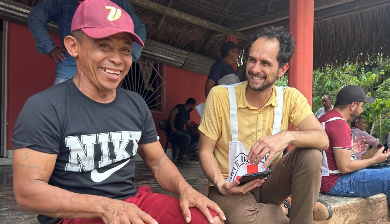 Un delegado del CICR y un miembro de la comunidad en Venezuela dialogan entre risas.