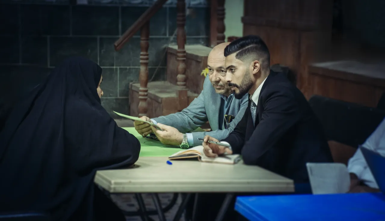 Lawyers from the Iraqi Bar Association providing legal support on an individual basis to the Families of Missing included in the Accompaniment Programme in Babil.