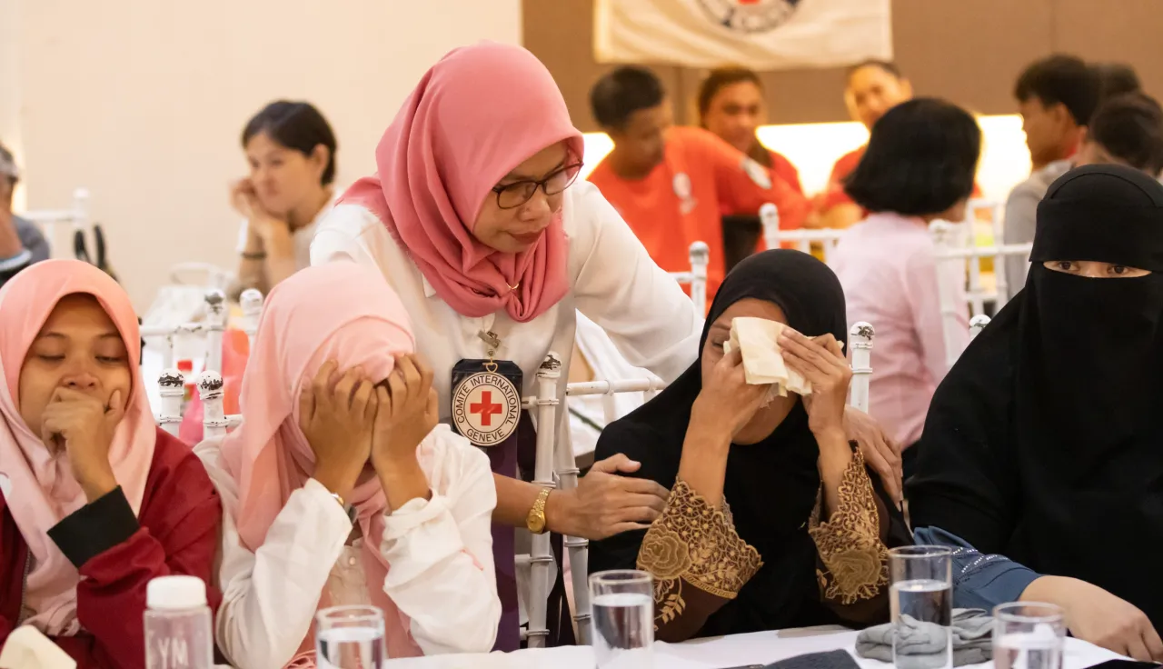 An emotional participant is comforted by an ICRC staff during one of the workshops. Credits: L. Arada/ICRC