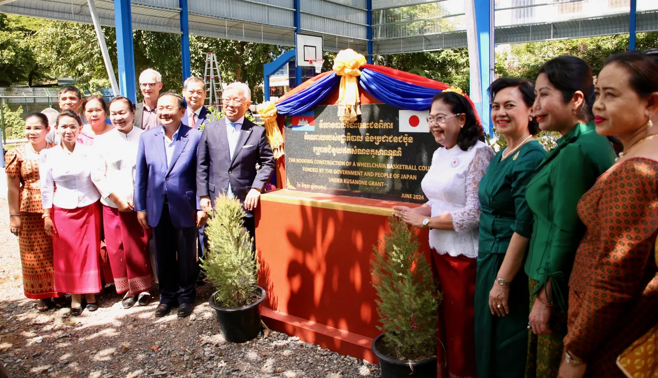 Guests at the inauguration of the new roof, including Her Royal Highness Princess Sisowath Kanthireth, Marc Zlot (the ICRC’s physical rehabilitation programme manager in Cambodia), Sok Lou, Atsushi Ueno and Men Neary Sopheak. Stephen Rae/ICRC Inauguration of the new roof for the wheelchair court in Battambang. Cambodia. Stephen Rae/ICRC
