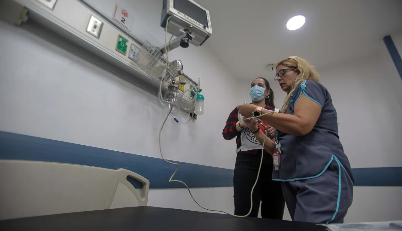 Una enfermera del hospital Pérez Carreño en Caracas, está instalando un monitor multiparámetro con la ayuda a la ingeniero biomédico del CICR