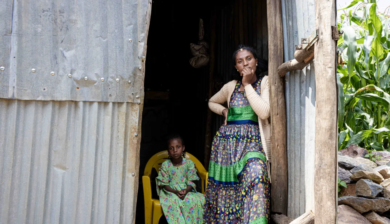 Tabir Gebreyohannes, next to her daughter who was a UXO victim