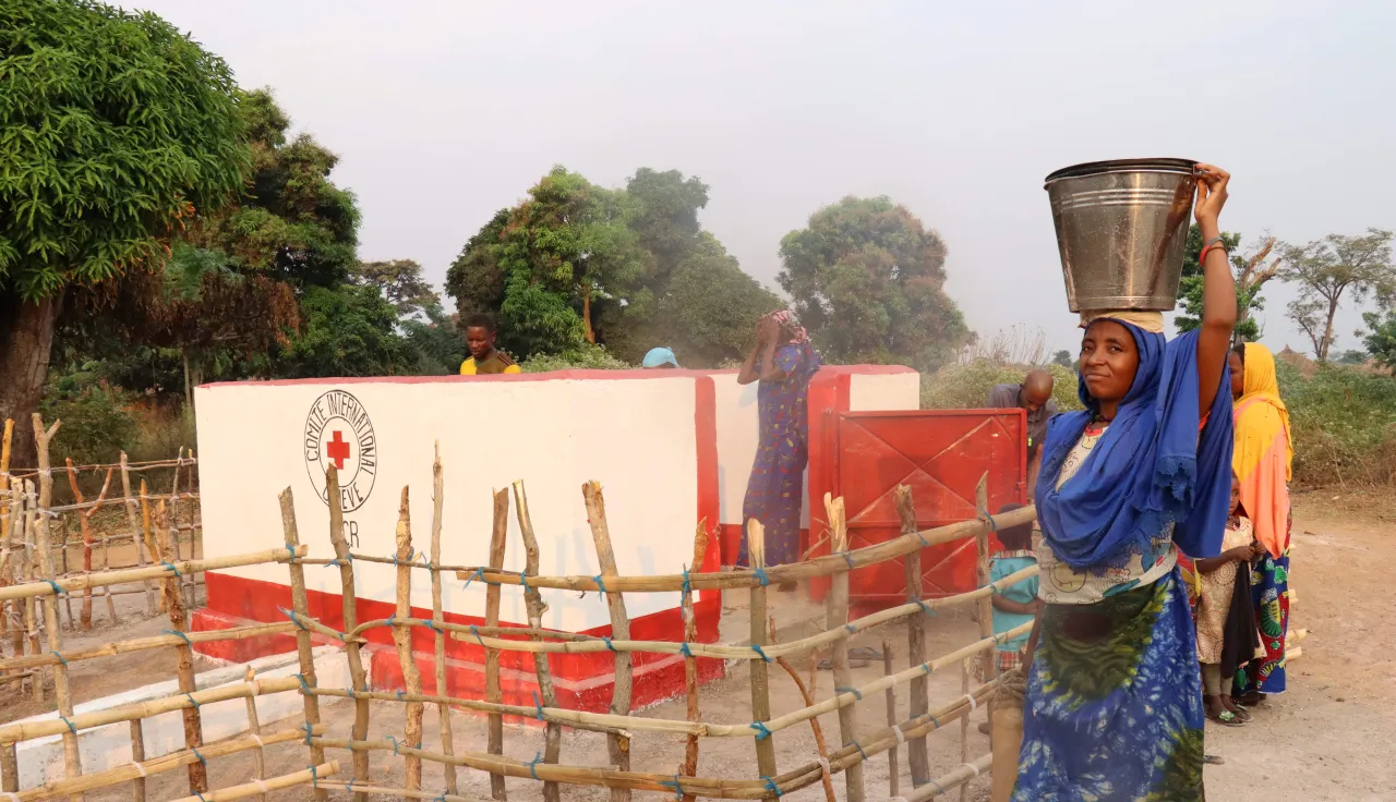 Un forage construit par le CICR au village Goya dans la Sous-Préfecture de Kouango dans la Ouaka pour faciliter l’accès de la communauté à l’eau potable. Ledoux Brice SARAMALET-AKAMA, Une bénéficiaire devant le forage construit.