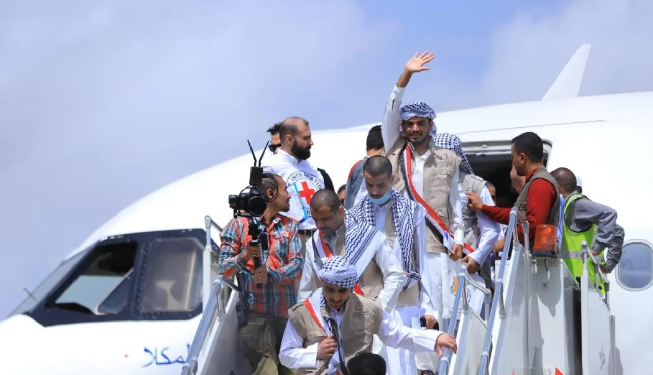 Yemeni Ex Detainees arriving to the airport