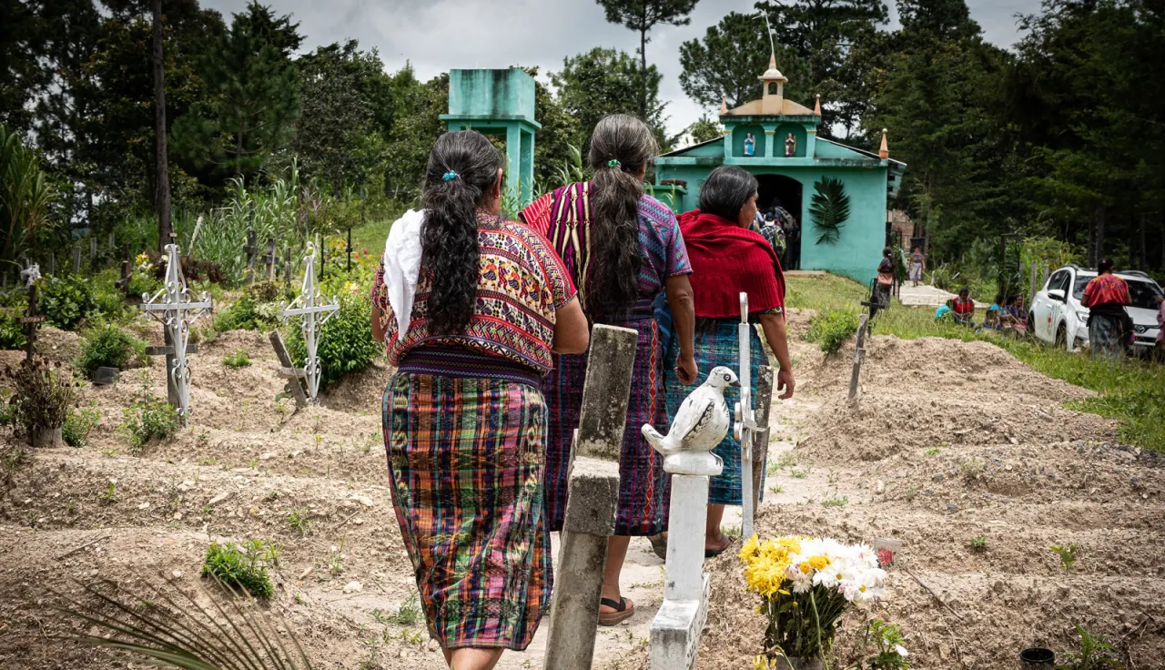 Mujeres visitando un cementerio en Guatemala.