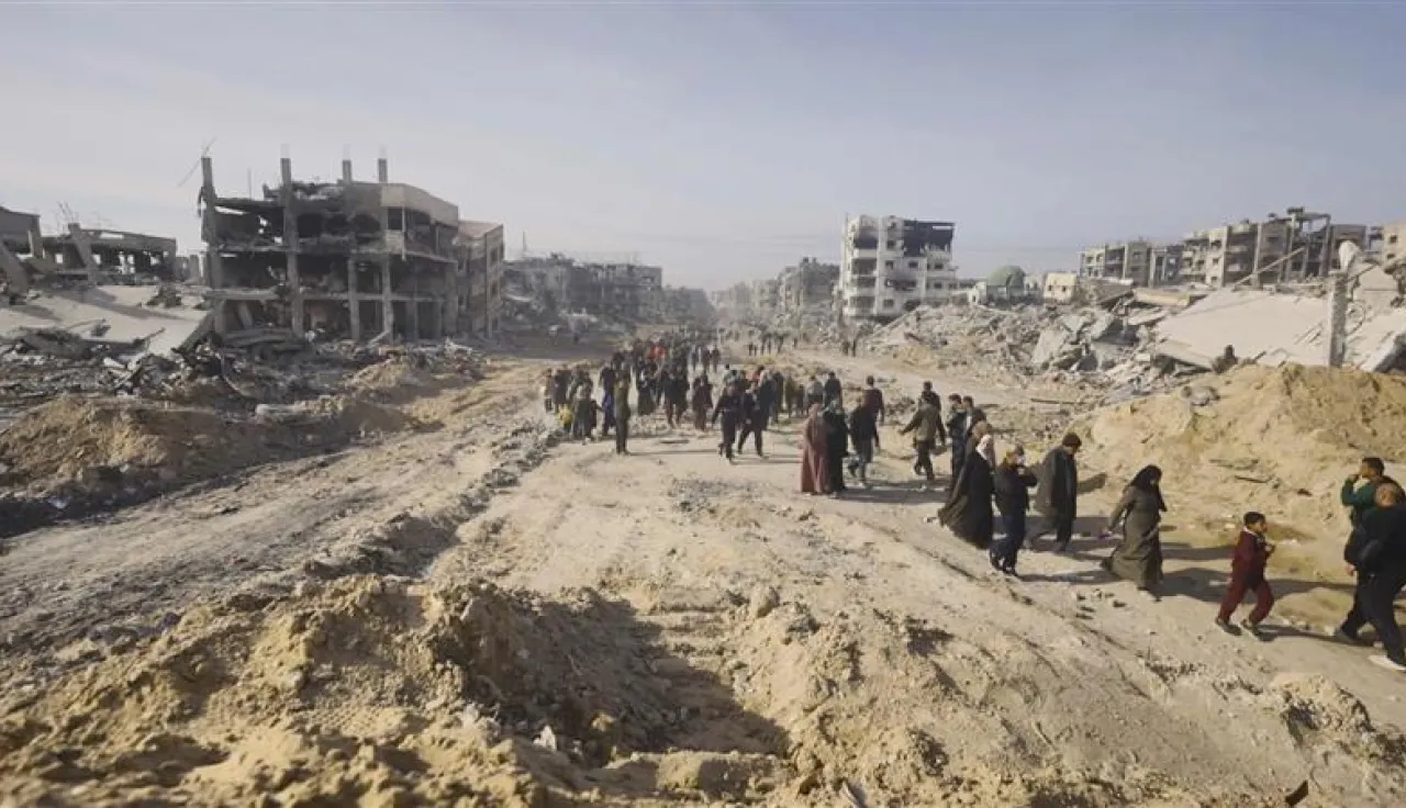 Return-to-North-Gaza-ICRC-07 People walking along a dusty road