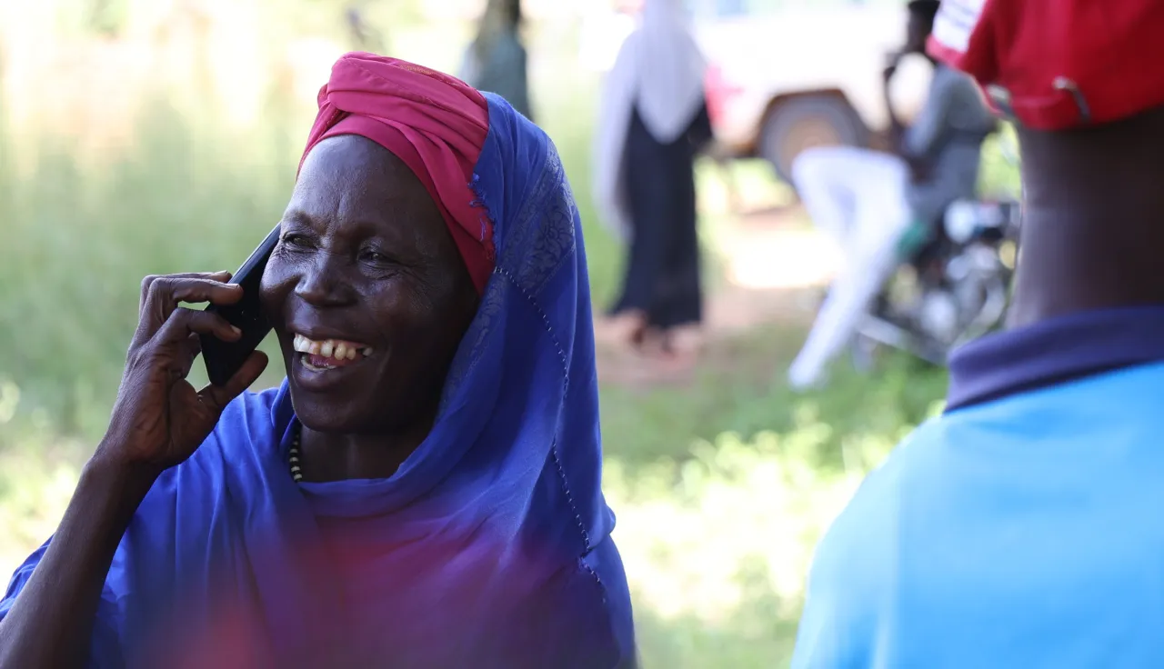 A Sudanese women uses the ICRC`s RFL service to reconnect with her family