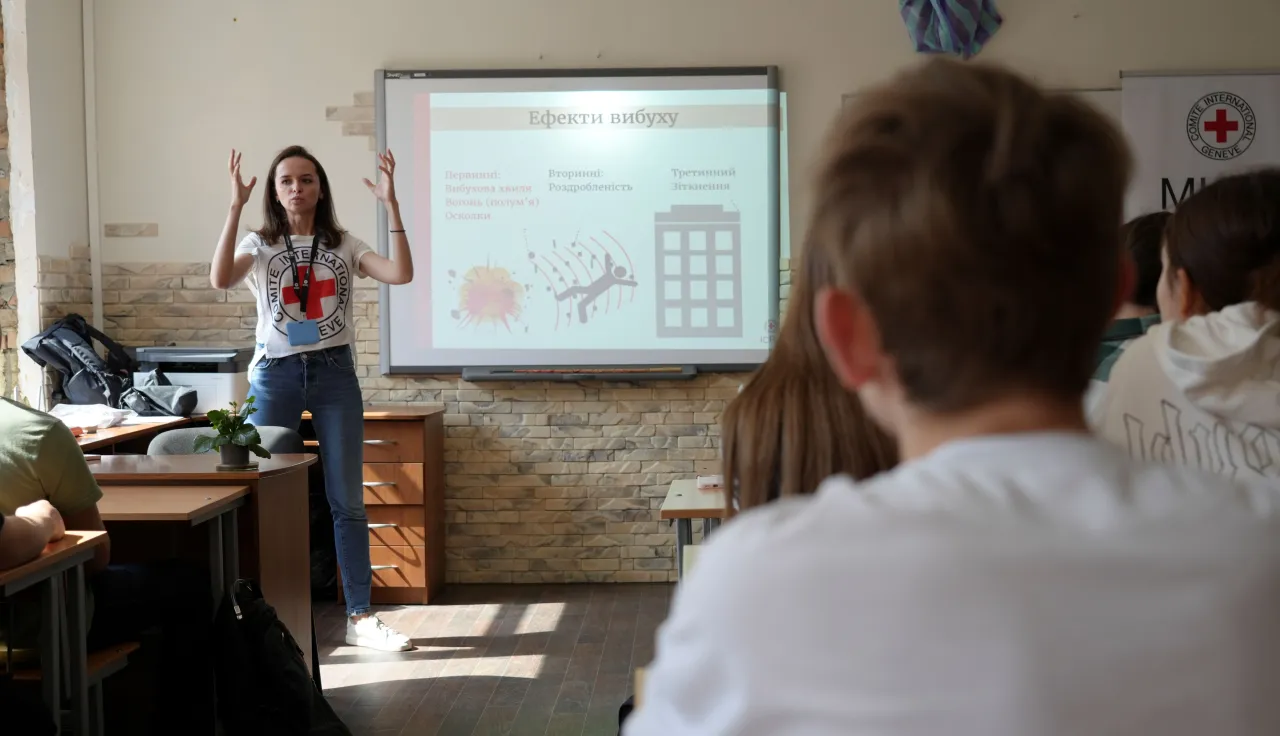 Kyiv, school. An ICRC staff member specializing in weapons contamination holds a risk awareness and safe behaviour session for children.