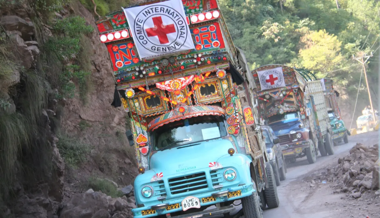 Un convoy del CICR decorado al estilo tradicional paquistaní avanza por una carretera montañosa en el valle de Jhelum, Pakistán, transportando mantas y alimentos para 300 personas. Fredrik BARKENHAMMAR/CICR  Un convoy del CICR decorado al estilo tradicional paquistaní avanza por una carretera montañosa en el valle de Jhelum, Pakistán, transportando mantas y alimentos.
