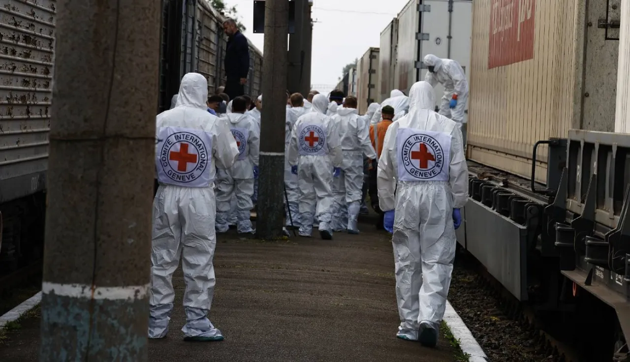 ICRC staff observing a transfer of human remains between Russia and Ukraine in June 2025. ICRC staff observing a transfer of human remains between Russia and Ukraine in June 2025.