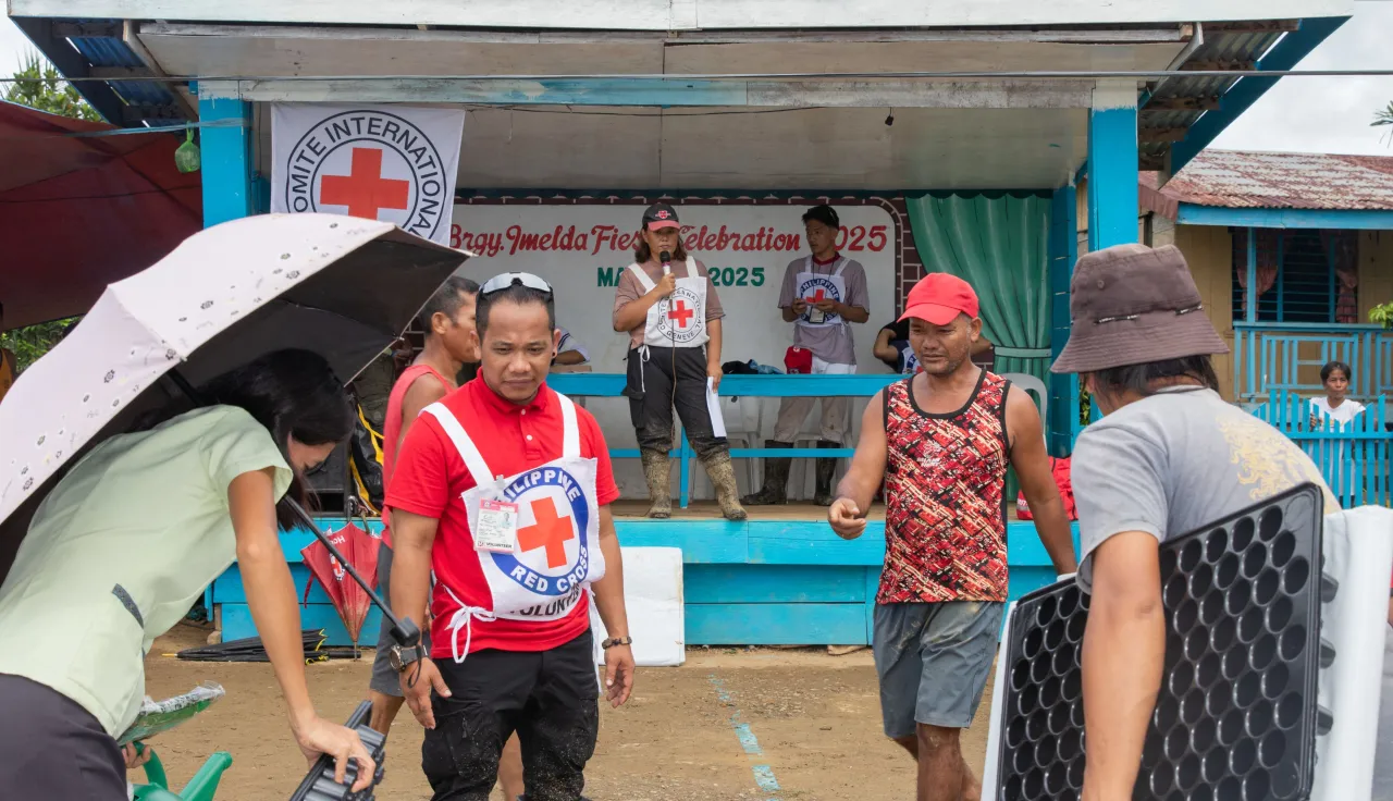 Conflict-affected farmers from Imelda village, Northern Samar receive farming equipment from the ICRC. Red Cross volunteers were also present to assist in the distribution. Conflict-affected farmers from Imelda village, Northern Samar receive farming equipment from the ICRC. Red Cross volunteers were also present to assist in the distribution.